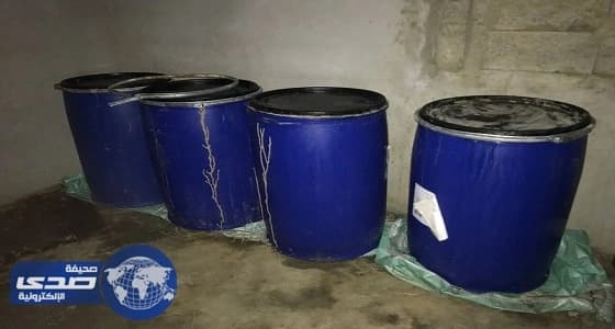 بالصور.. ضبط وإتلاف 1425 لتراً من العرق المسكر في محايل