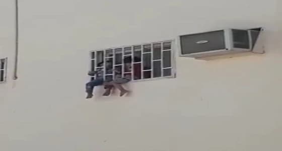 حقيقة فيديو تعرض طفلين للعنف بوضعهما في النافذة بتبوك