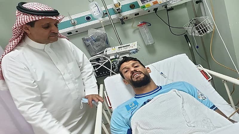أبها يكشف تطورات الحالة الصحية لـ "سعد ناطق" بعد إغمائه داخل الملعب