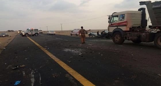 انقلاب شاحنة ديزل يغلق طريق الساحل بمكة