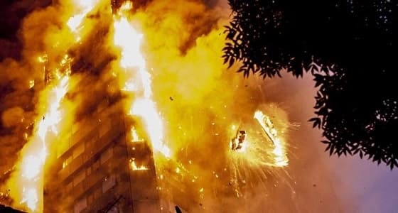 بالصور.. حريق يلتهم برجا سكنيا في بريطانيا