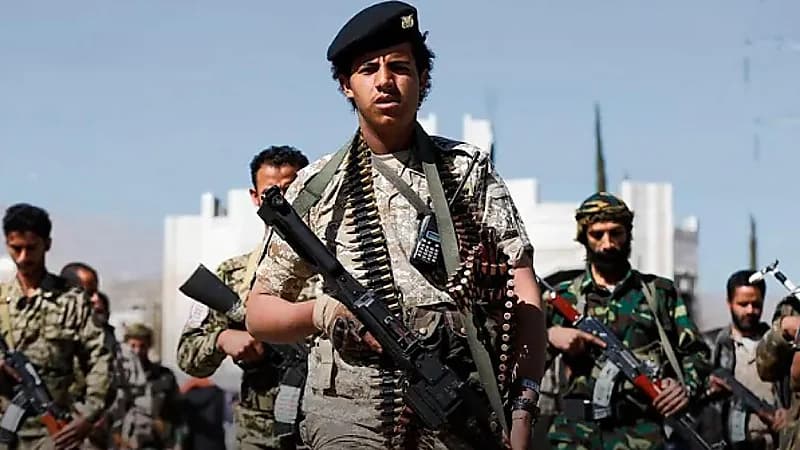 مسلح حوثي يتهم شقيقه بالكفر ويعدمه وأب ينجو من رصاص نجله