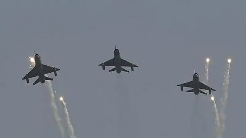 شاهد.. تحطم طائرة أثناء عرض عسكري في بنغازي