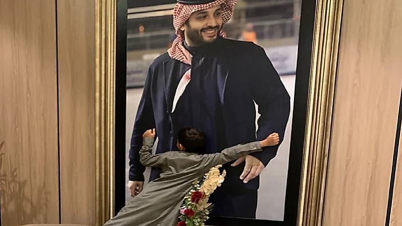 لقطة عفوية لطفل يحتضن صورة ولي العهد .. صورة