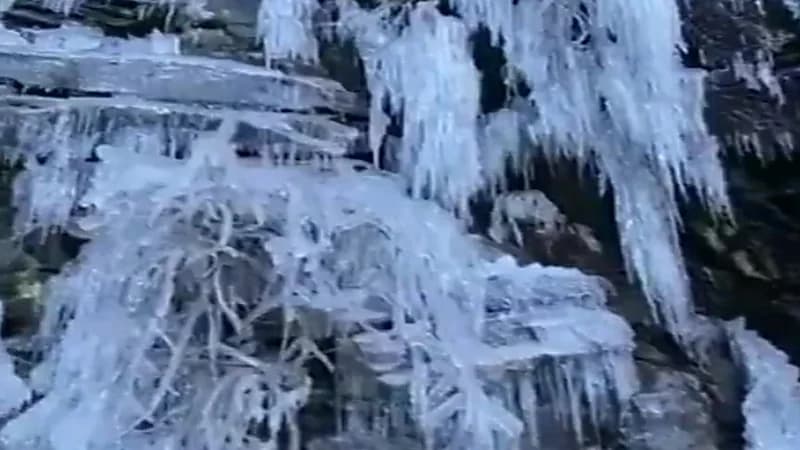 بالفيديو.. شلال مياه متجمد في جبل اللوز