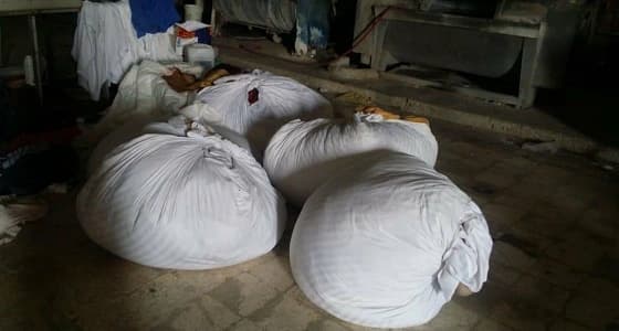 بالصور.. مخالفات صحية بالجملة في مستودع لغسيل الملابس بالرياض