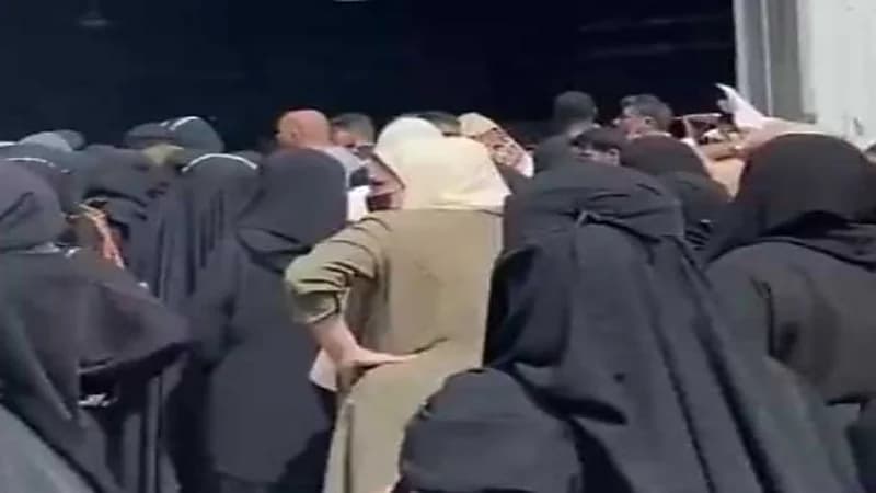 شاهد: تكدس العملاء أمام مستودع شركة شحن في جدة