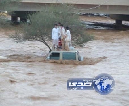 المجازفون بعبور مجاري السيول يحالون لإمارة المنطقة لمحاسبتهم