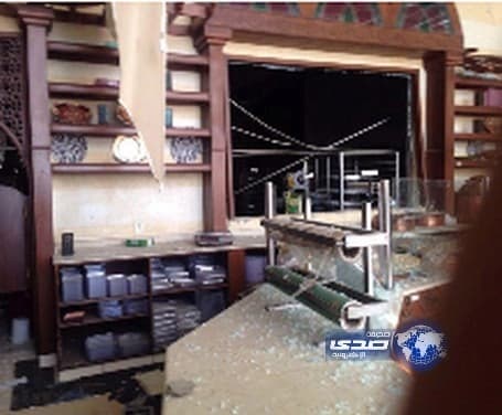 بالصور و الفيديو .. وميض لحظي يحطم محل حلويات ومعرضي سيارات فارهة بالرياض