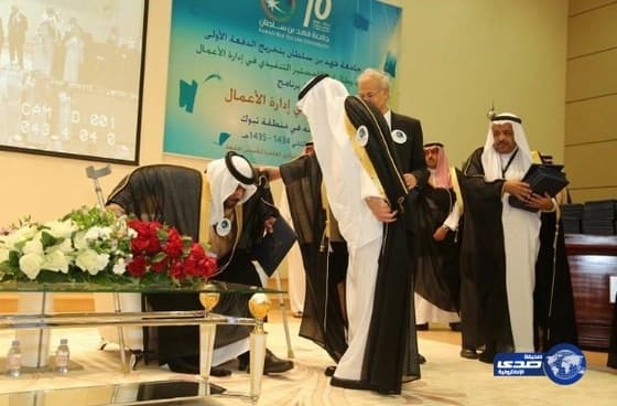 بالصور.. أمير منطقة تبوك يُجلس طالباً على الكرسي المخصص له