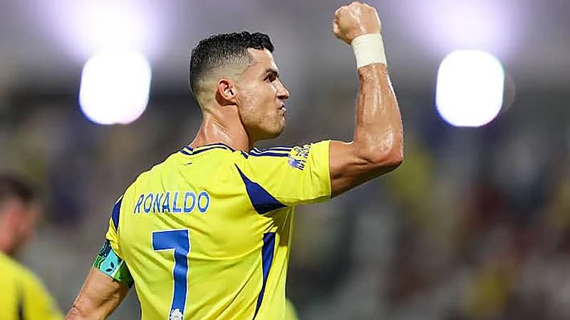 رونالدو يفوز بجائزة أفضل لاعب في التاريخ