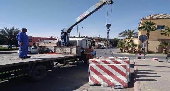 بالصور.. إزالة الحواجز الخرسانية والتعديات على الطرق بالرياض