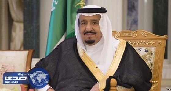 صورة عفوية لخادم الحرمين الشريفين مع أحفاده