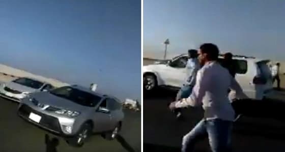 بالفيديو.. هروب مسؤولين بشركة في برج جدة عقب هجوم العمال عليهم