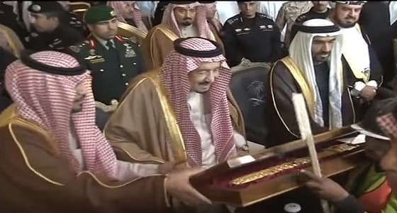 بالفيديو والصور.. خادم الحرمين يكرم الفائزين في سباق الهجن