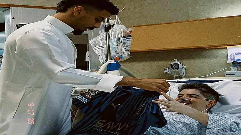 علي لاجامي يهدي قميصه لأحد المشجعين وهو على سرير المرض.. صور