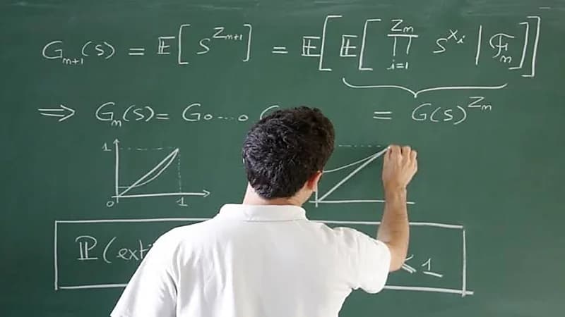 طالبة تحاول الاعتداء على أستاذ جامعي بسلاح أبيض أثناء المحاضرة 