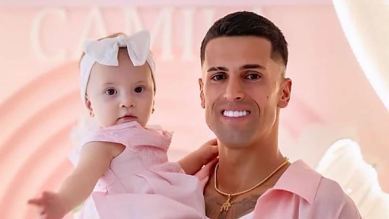 كانسيلو يشارك لحظة عائلية دافئة مع ابنته عبر إنستغرام .. صورة