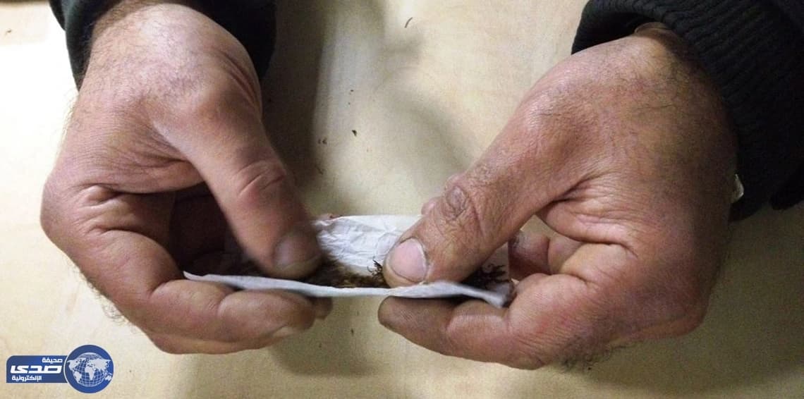 خمسيني يظهر على مواقع التواصل يأكل الجراد والحشرات من أجل الشهرة
