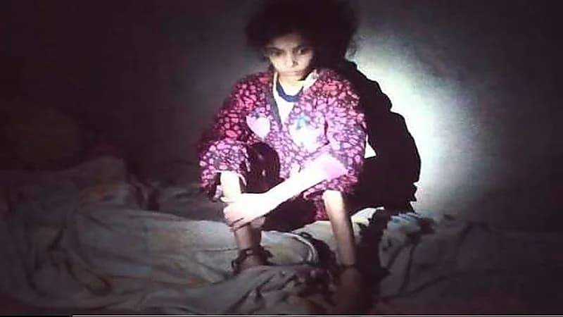 أصوات بمنزل مهجور تقود للعثور على طفلة مقيدة منذ سنوات