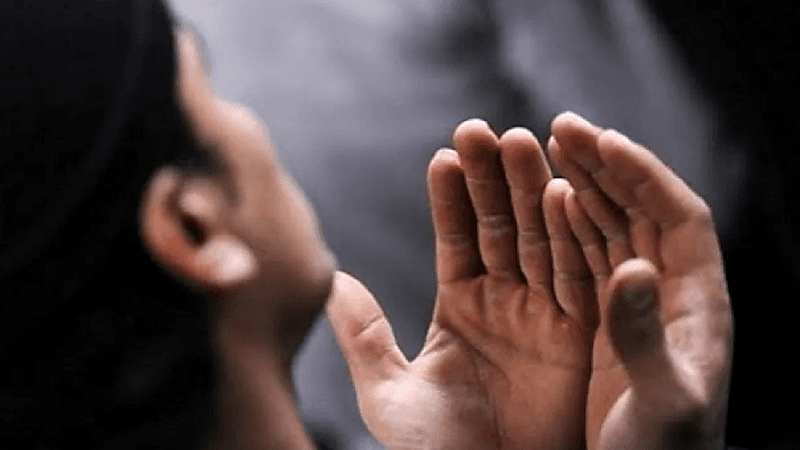 بالفيديو.. الشيخ "السليمان" يوضح حكم رفع اليدين حال الدعاء ومسح الوجه بهما