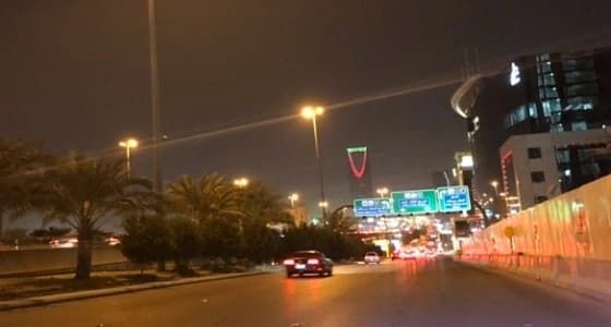 شاهد برج المملكة يتلون بعلم الإمارات احتفالًا بيومها الوطني