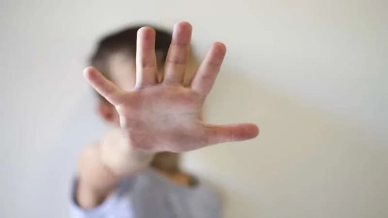 رجل يتحرش جنسيًا بطفل قاصر