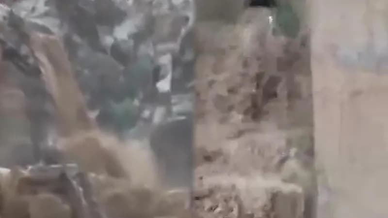 فيضانات الأردن تُحاصر 1800 سائح أجنبي.. فيديو