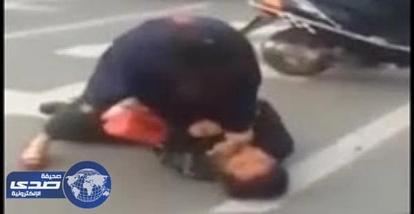 بالفيديو.. سيدة تلقن لصا علقة ساخنة