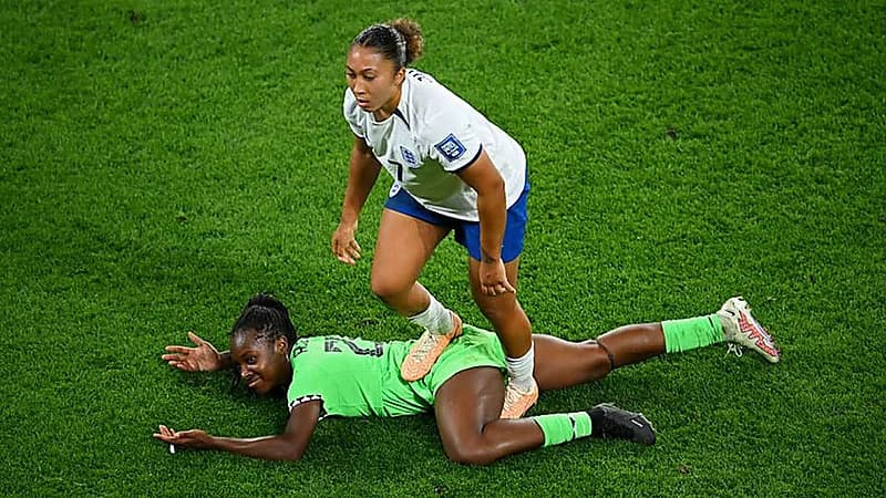 لورين جيمس تحصل على الكارت الأحمر بعد دهسها منافستها عمدا .. فيديو