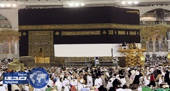 الفريق المكلف بتركيب كسوة الكعبة يفك المذهبات