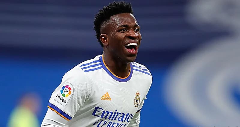 ريال مدريد يستغل لاعبه للسخرية من عطل واتساب