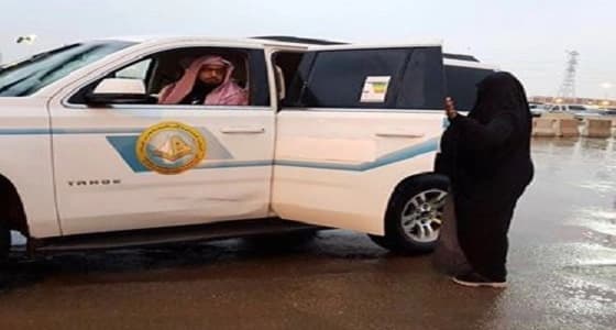 مع هطول الأمطار..سيارات " الأمر بالمعروف " تقل المواطنين لسياراتهم