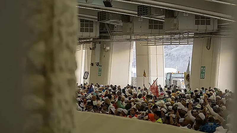 الحجاج يرمون الجمرات ثاني أيام التشريق والمتعجلون يتّجهون للمسجد الحرام لأداء طواف الوداع