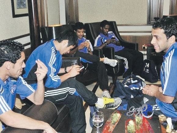 بالفيديو.. رجل يتشاجر مع نعامة ضخمة فشل في الصعود على ظهرها