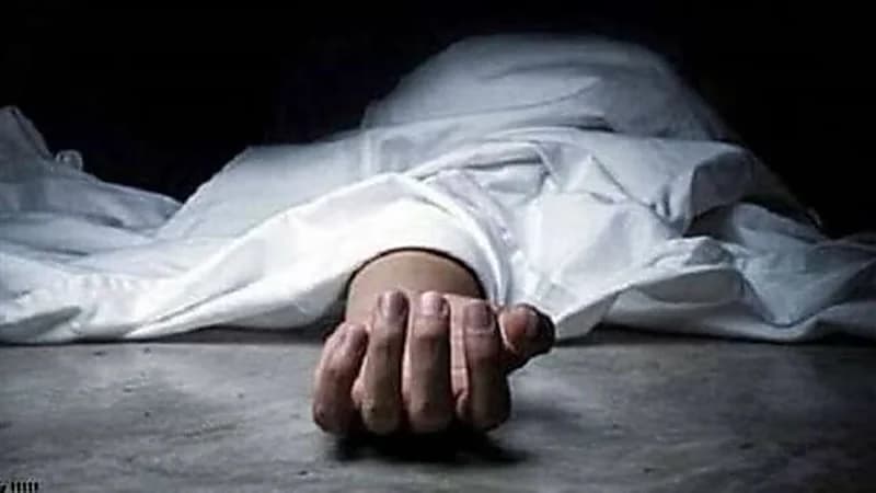 رجل يطعن زوجته أمام ابنتهما بسبب الغيرة