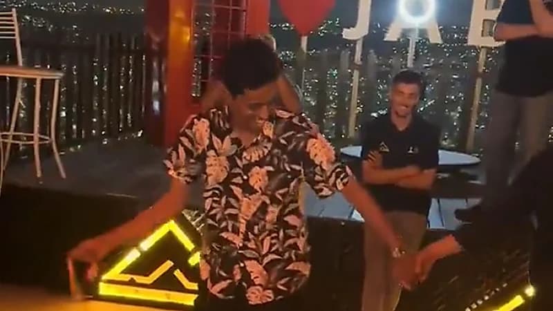 قعيد المجد يؤدي الدبكة الأردنية باحترافية عالية ..فيديو