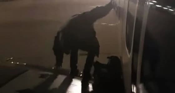 بالفيديو.. مسافر يمل من الانتظار بالطائرة ويخرج من الجناح