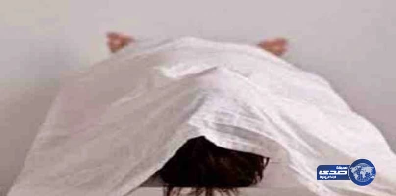 بالصور.. دٌب يٌقلد حركات راقصة لمغني مشهور