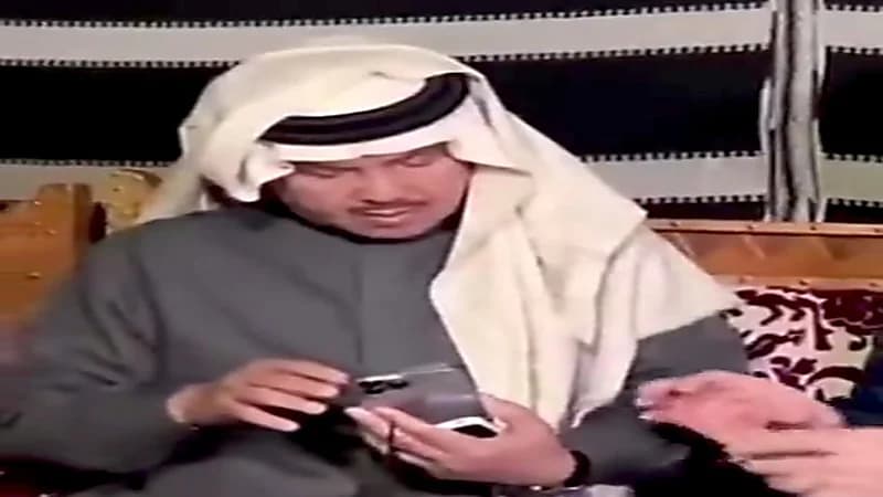 شاهد.. محمد عبده يشتري جوال آيفون بديلاً عن النوكيا