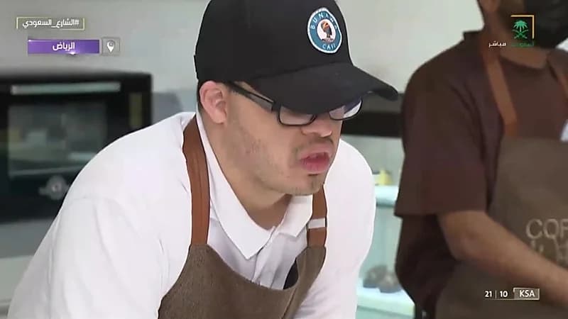 بالفيديو.. شاب من متلازمة داون يعتمد على نفسه ويعمل بأحد الكافيهات