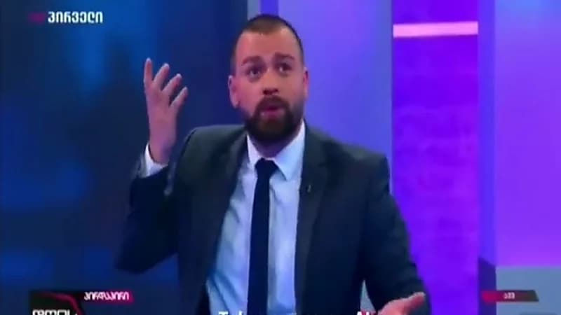 بالفيديو.. خوف مذيع بعد وقوع زلزال أثناء وجوده على الهواء