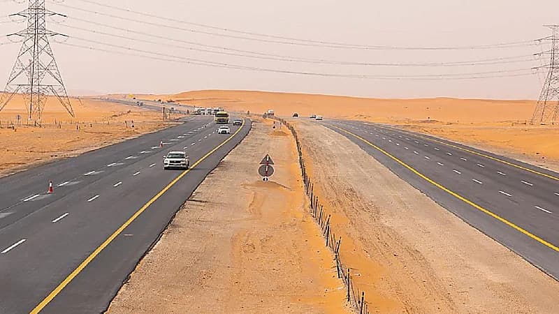 العثور على طفلة فُقِدت بعد نسيانها من ذويها على طريق "الدمام الرياض"