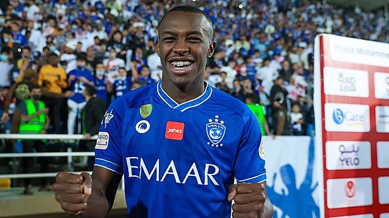 الهلال يضع شرطًا مثيرًا في انتقال سعود عبدالحميد إلى روما