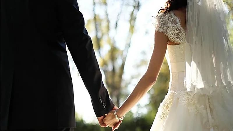 عروس تطلب من الضيوف التبرع بالمال في حفل زفافها