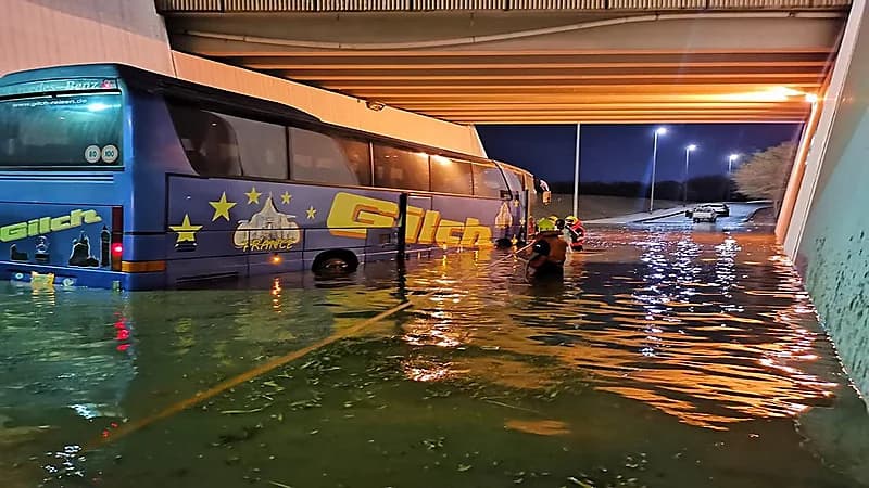 صور..إخلاء ركاب حافلتين بسبب الأمطار في المدينة