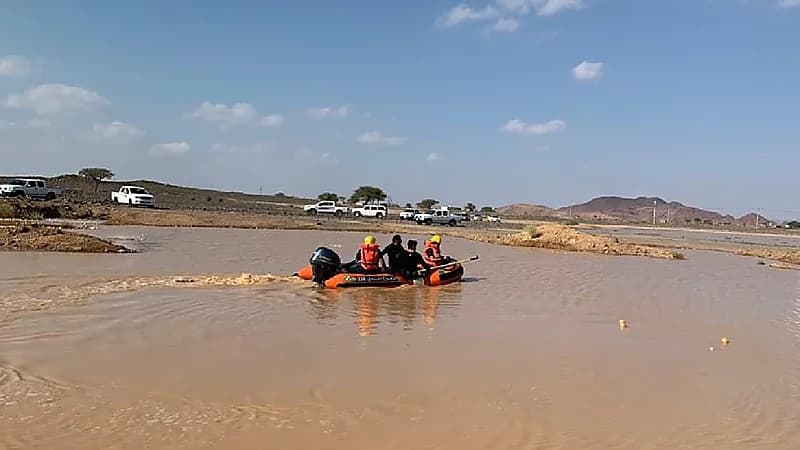 بالصور .. مدني حائل ينتشل جثة طفل غرق في مستنقع مائي