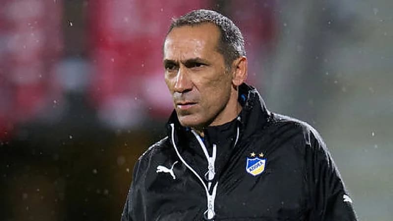 "الإيقاف شهرين" يهدد مدرب الوحدة بعد احتجاج النصر