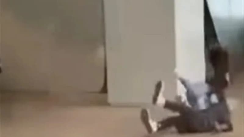 شاهد.. موقف محرج لشاب وفتاة داخل أحد المطارات