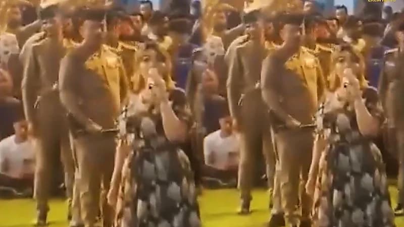 العراق‬⁩ يعاقب ضباطاً حضروا عرساً بزيهم العسكري.. فيديو